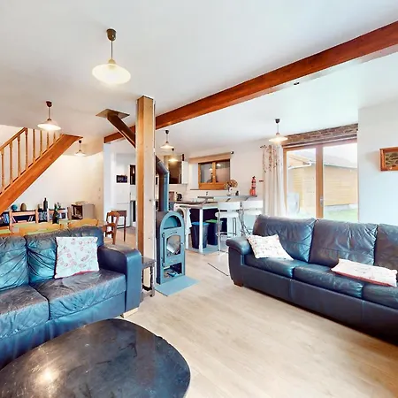 Pet Friendly In With Kitchen *