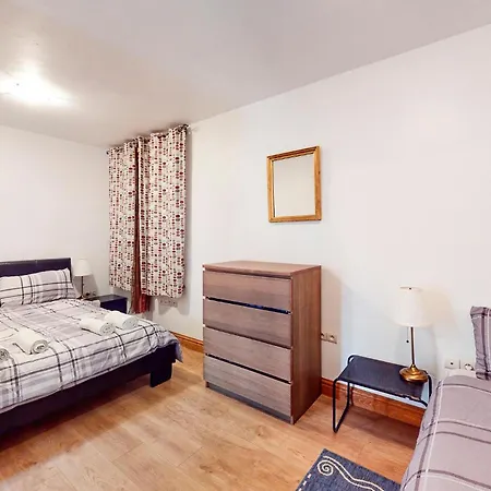 Pet Friendly In With Kitchen Holiday home