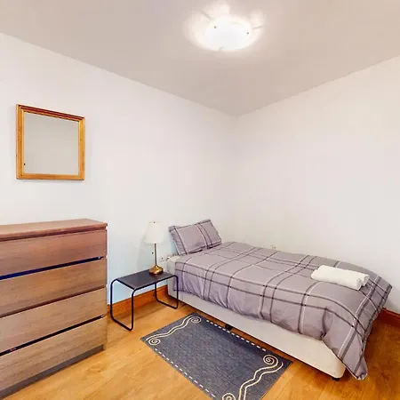 Pet Friendly In With Kitchen *